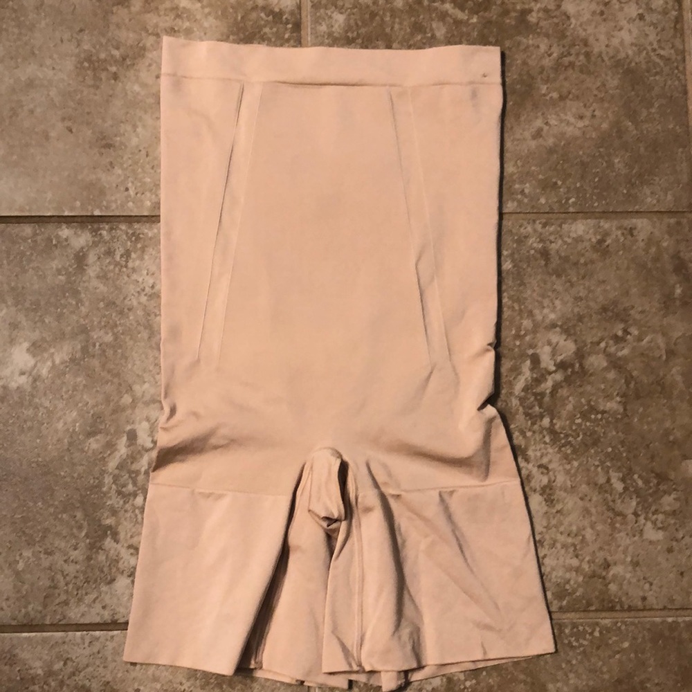 Spanx NWOT OnCore High-Waisted Mid-Thigh Shorts